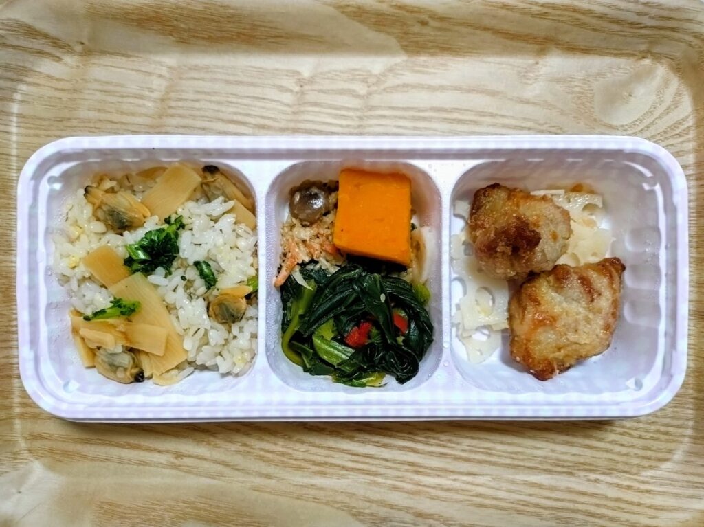 ニチレイフーズダイレクトの冷凍宅食弁当「筍ごはんと鶏のから揚げ」、彩り豊かなワンプレート